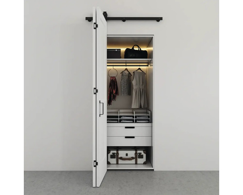Penderie ouverte avec vêtements, tiroirs et bagages