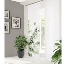 Helle Raumansicht mit Schiebegardinen und Bambusmotiv für Fensterdekoration