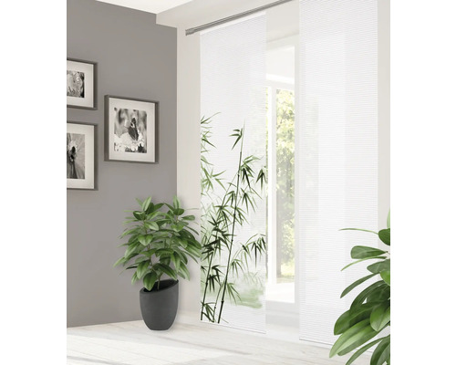 Helle Raumansicht mit Schiebegardinen und Bambusmotiv für Fensterdekoration