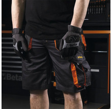 Personne portant un pantalon de travail et des gants de travail de la marque Beta