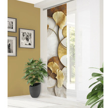 Raumszene mit Schiebegardine mit Ginkgo-Motiv, Zimmerpflanzen und Wandbildern