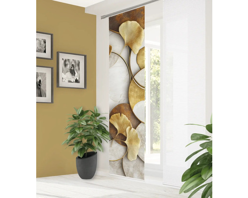 Raumszene mit Schiebegardine mit Ginkgo-Motiv, Zimmerpflanzen und Wandbildern