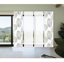 Vue d'une pièce avec des rideaux coulissants pour la décoration de fenêtres