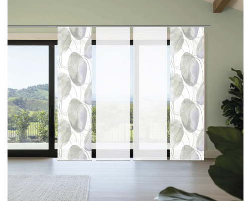 Vue d'une pièce avec des rideaux coulissants pour la décoration de fenêtres