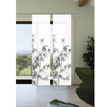Schiebegardine mit Bambusmotiv vor Fenster