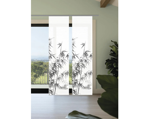 Schiebegardine mit Bambusmotiv vor Fenster