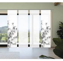 Raum mit Schiebegardinen mit Bambusmotiv an einer Fensterfront