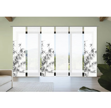 Raumansicht mit Schiebegardinen mit Bambusmuster