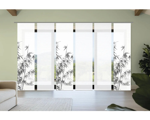 Raumansicht mit Schiebegardinen mit Bambusmuster