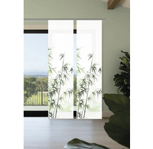 Zwei Schiebegardinen mit Bambusmuster vor einer Terrassentür