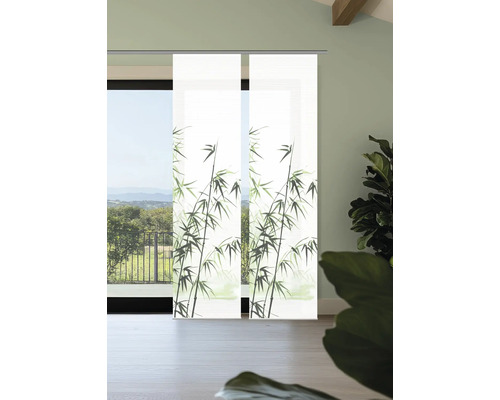 Zwei Schiebegardinen mit Bambusmuster vor einer Terrassentür