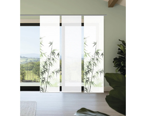 Schiebegardinen mit Bambusmuster vor einem Fenster