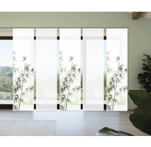 Schiebegardinen mit Bambusmuster vor Fenster