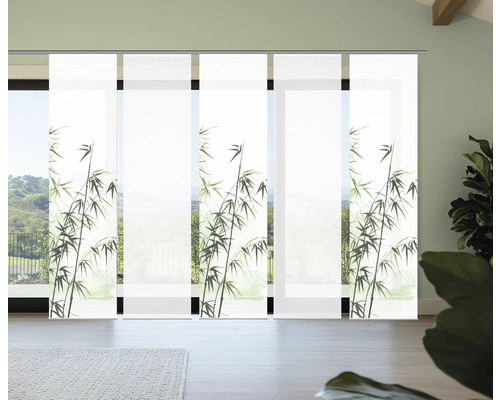 Schiebegardinen mit Bambusmuster vor Fenster
