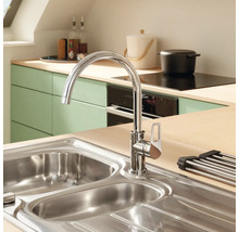 Évier de cuisine avec robinet dans une cuisine lumineuse.