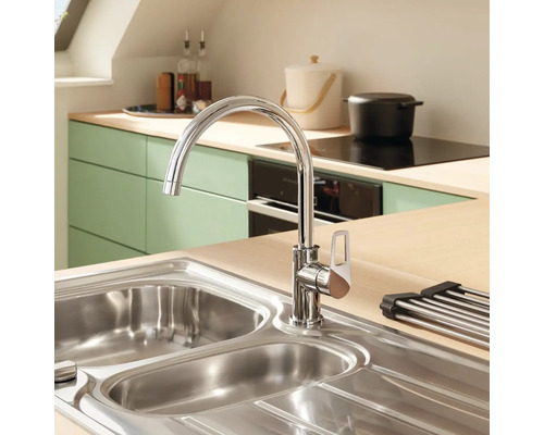 Évier de cuisine avec robinet dans une cuisine lumineuse.