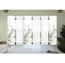 Raumszene mit Schiebegardinen mit Bambusmuster