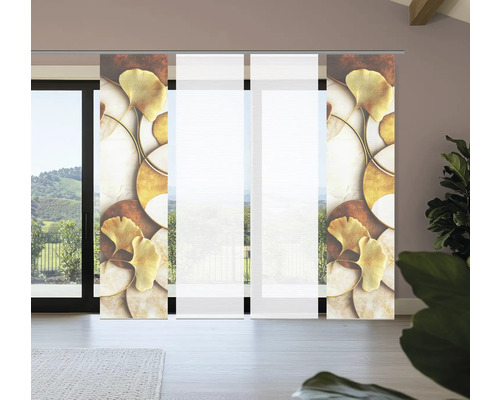 Schiebegardine mit floralem Muster vor Fensterfront