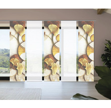 Raum mit Schiebegardinen mit Ginkgo-Blatt-Design vor einem Fenster