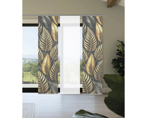 Schiebegardinen mit Blattmuster vor einem Fenster