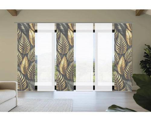 Schiebegardine mit Blattmuster vor Fenster
