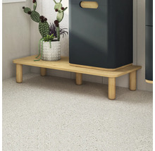 Holzpodest mit Dekoration und Behälter