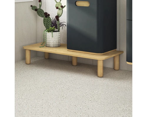 Holzpodest mit Dekoration und Behälter