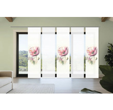 Vue d'une pièce avec des rideaux coulissants à motif floral