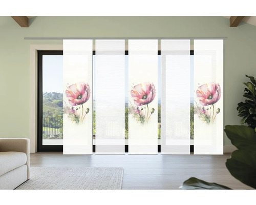 Vue d'une pièce avec des rideaux coulissants à motif floral