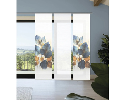 Schiebegardinen mit Pflanzenmotiv vor Fenster