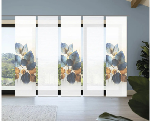 Raum mit Schiebevorhängen mit Pflanzenmuster vor einem Fenster