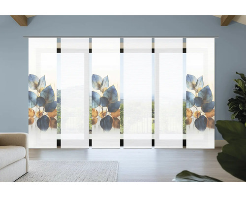 Schiebegardine mit Pflanzenmotiv vor Fenster