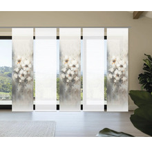 Raumansicht mit Schiebevorhängen mit Blumenmuster