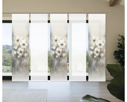 Raumansicht mit Schiebevorhängen mit Blumenmuster