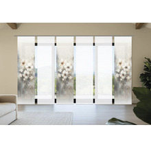 Raumansicht mit Schiebegardinen mit Blumenmuster zur Fensterdekoration