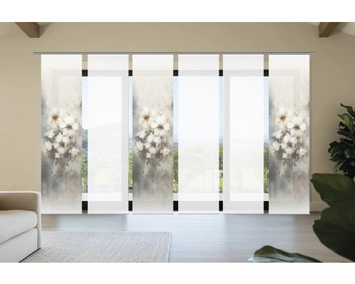 Raumansicht mit Schiebegardinen mit Blumenmuster zur Fensterdekoration