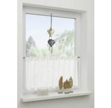 Dekoriertes Fenster mit Herzanhänger, Gardine und Fensterbankdekoration