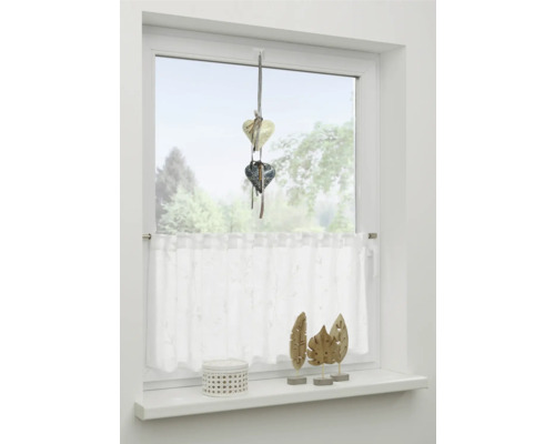 Dekoriertes Fenster mit Herzanhänger, Gardine und Fensterbankdekoration