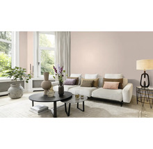 Espace de vie lumineux avec canapé, tables basses et décoration