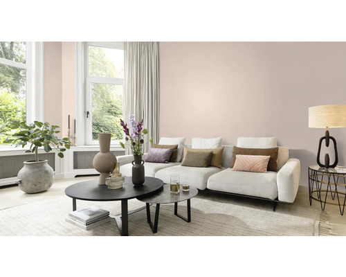 Espace de vie lumineux avec canapé, tables basses et décoration