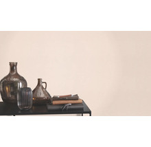 Vases décoratifs en verre et carnets sur une table