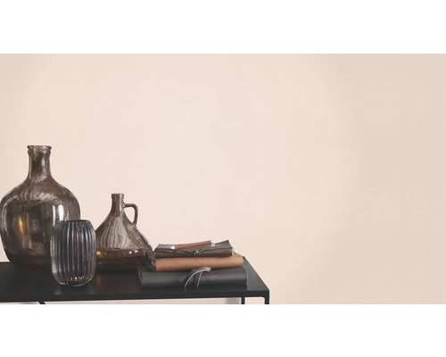 Vases décoratifs en verre et carnets sur une table