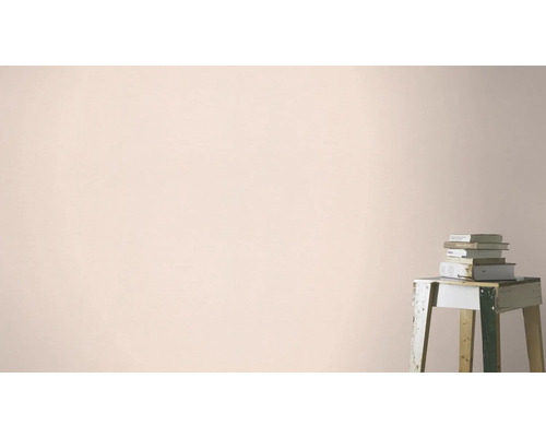 Aménagement mural avec couche de peinture et pile de livres sur un tabouret