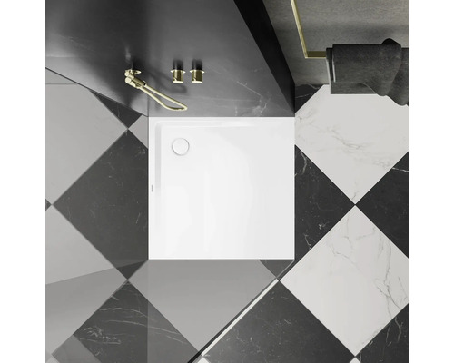 Receveur de douche carré dans une salle de bains avec carrelage en damier