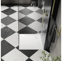Salle de bains moderne avec motif de carreaux carrés, douche et porte-serviettes