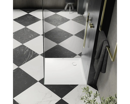 Salle de bains moderne avec motif de carreaux carrés, douche et porte-serviettes