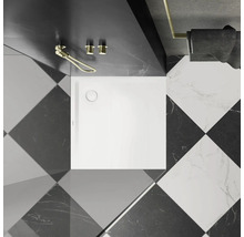 Receveur de douche carré dans une salle de bains avec carrelage en damier