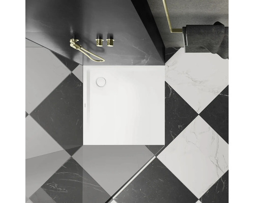 Receveur de douche carré dans une salle de bains avec carrelage en damier