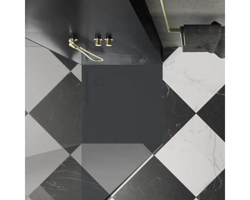 Salle de bains moderne avec carrelage en damier et douche