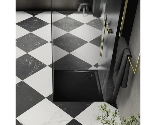 Salle de bains avec carrelage en damier et receveur de douche sombre